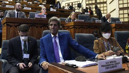 Le sénateur John Kerry, envoyé spécial des Etats-Unis pour le climat, assiste à Dakar (Sénégal) à la réunion des ministres africains de l'Environnement&nbsp; vue de la COP27 le 15 septembre 2022. (SEYLLOU / AFP)