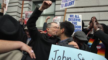 Un couple homosexuel laisse &eacute;clater sa joie apr&egrave;s la d&eacute;cision de la cour d'appel f&eacute;d&eacute;rale de San Francisco (Californie), le 7 f&eacute;vrier 2012.&nbsp; (JUSTIN SULLIVAN / GETTY IMAGES / AFP)