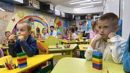 Des écoliers font leur rentrée dans la station de métro Universytet, le 4 septembre 2023 à Kharkiv (Ukraine). (RAPHAEL GODET / FRANCEINFO)