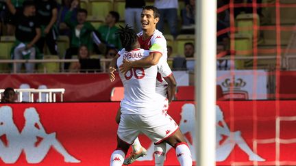 Le Suisse Breel Embolo et le Français Wissam Ben Yedder célébrant le premier but monégasque contre Nantes, le 2 octobre 2022. (VALERY HACHE / AFP)