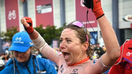 Annemiek Van Vleuten célèbre sa victoire, samedi 24 septembre, à Wollongong, en Australie. (DIRK WAEM / BELGA MAG)