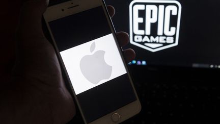 Epic Games et Apple vont régler leurs comptes à partir du 3 mai 2021 dans un tribunal californien (Etats-Unis) où l'éditeur du jeu Fortnite espère renverser le statu quo de l'économie mobile. (ANDREW CABALLERO-REYNOLDS / AFP)