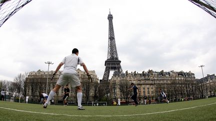 Des joueurs de football, le 15 avril 2006, à Paris, près de la tour Eiffel. (GABRIEL BOUYS / AFP)