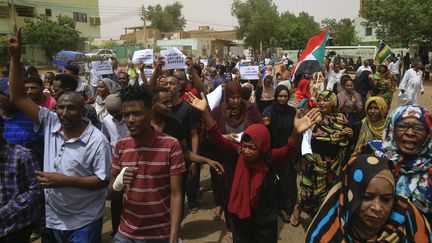 Des manifestants dans les rues de&nbsp;Khartoum (Soudan), le 30 juin 2019.&nbsp; (ASHRAF SHAZLY / AFP)