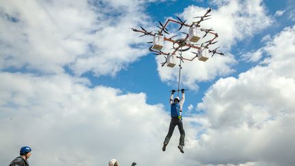 Un homme a sauté en parachute d'un drone à Taurene (Lettonie), le 11 mai 2017. (AERONES / AFP)