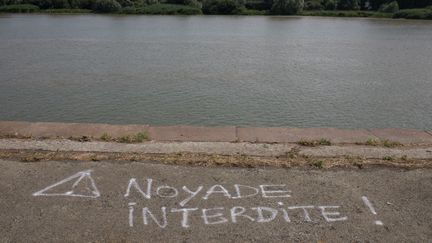 Une inscription "Noyade interdite" sur le quai Wilson, le 27 juin 2019, à l'endroit où Steve Maia Caniço a disparu dans le anuit du 21 au 22 juin 2019 (J?R?MIE LUSSEAU / HANS LUCAS)