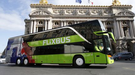 Un bus Flixbus place de l'Opéra à Paris, le 19 mai 2015. (THOMAS SAMSON / AFP)