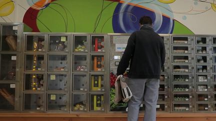 À Paulmy (Indre-et-Loire), une épicerie automatique a été ouverte à l'initiative du maire. Les habitants, ravis, peuvent s'y approvisionner en fruits, légumes, pain ou encore viande de 6 heures du matin à 23 heures. (France 2)