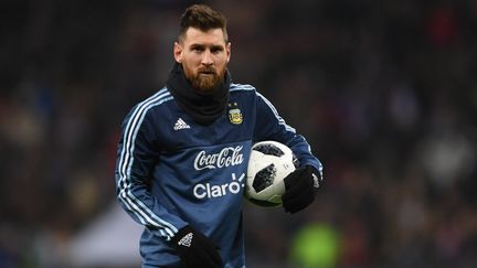 Lionel Messi avec Telstar 18, ballon officiel de la Coupe du monde en Russie. (ALEXEY FILIPPOV / SPUTNIK)