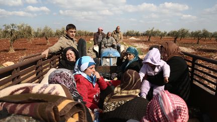 Des civils syriens quittent Afrin, le 13 mars 2018. (NAZEER AL-KHATIB / AFP)