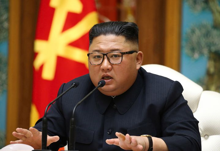 Kim Jong-un lors d'une réunion du bureau politique du parti&nbsp;à Pyongyang. Photo diffusée par l'agence de presse officielle nord-coréenne le 11 avril 2020. (KCNA VIA KNS / AFP)