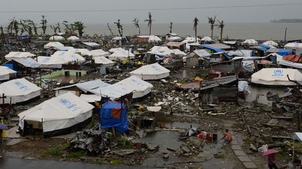 Des tentes dans un campement provisoire mont&eacute; pour les d&eacute;plac&eacute;s du typhon Hayian, aux Philippines, le 25 d&eacute;cembre 2013.&nbsp; (TED ALJIBE / AFP)