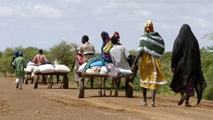 Des femmes sur une route près du village de Gorom-Gorom, dans le nord du Burkina Faso, le 16 septembre 2020. (PHILIPPE ROY / AFP)