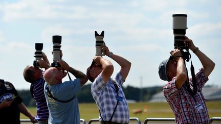 Des photographes au salon a&eacute;ronotique de Hampshire (Royaume-Uni), le 15 juillet 2014. (CARL COURT / AFP)