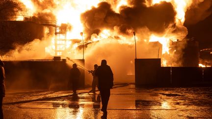 Des pompiers tentent de maitriser le feu dans une station de gaz près de Kharkiv, après des bombardements russes, le 10 février 2024, Ukraine. (YEVHEN TITOV / ANADOLU/ AFP)