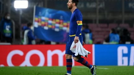 Lionel Messi dépité après la défaite au Camp Nou le 16 février 2021 contre le PSG. (LLUIS GENE / AFP)