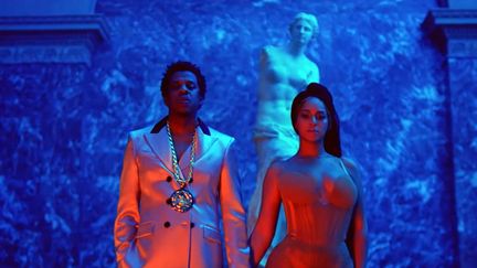 Jay-Z et Beyonce dans le clip de "Apes**t", tourné au Louvre (2018)
 (Capture image Youtube)