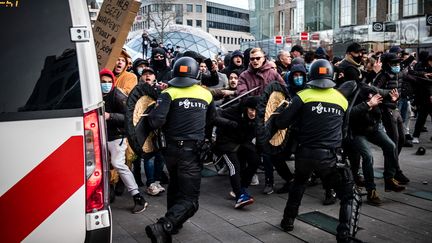 Des manifestants face à la police anti-émeute, le 24 janvier 2021, à&nbsp;Eindhoven, aux Pays-Bas. (ROB ENGELAAR / ANP / AFP)