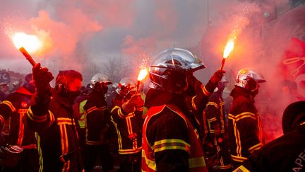 Des pompiers manifestent à Paris, le 28 janvier 2020.&nbsp; (YANN LEVY / HANS LUCAS / AFP)