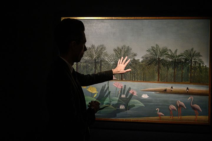 Un tableau d'Henri Rousseau intitulé "Les Flamants" estimé entre 20 et 30 millions de dollars, exposé à la maison de vente aux enchères Christie's à New York le 2 mai 2023 avant la vente du 11 mai 2023 (ED JONES / AFP)