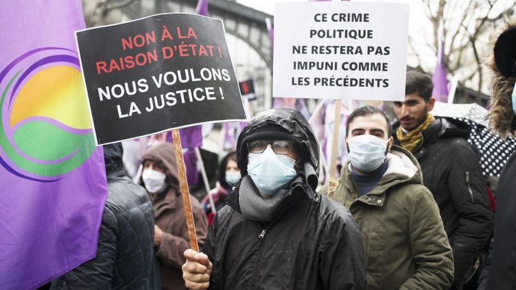 Des manifestants réclament que la lumière soit faite sur l'assassinat en 2013 de trois militantes kurdes, lors d'un rassemblement à Paris, le 8 janvier 2022. (FIORA GARENZI / HANS LUCAS / AFP)