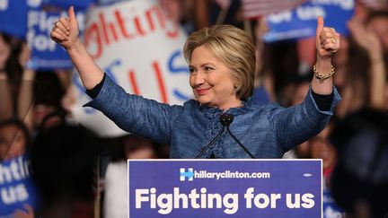 Hillary Clinton, candidate aux primaires démocrates, remercie ses supporters à Palm Beach, en Floride (Etats-Unis), le 15 mars 2016. (JOE RAEDLE / GETTY IMAGES NORTH AMERICA / AFP)