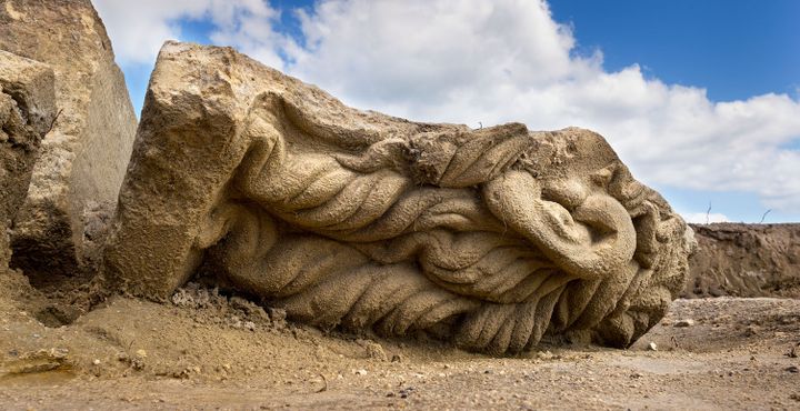 Une sculpture de griffon (avec ses oreilles et sa chevelure)
 (Denis Glicksman - Inrap)