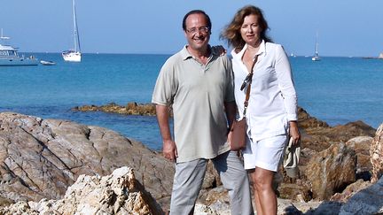 Fran&ccedil;ois Hollande et sa compagne, Val&eacute;rie Trierweiler, &agrave; Bormes-les-Mimosas (Var), le 5 ao&ucirc;t 2012. (BRIGITTE REMY DUCHATEL / AFP)