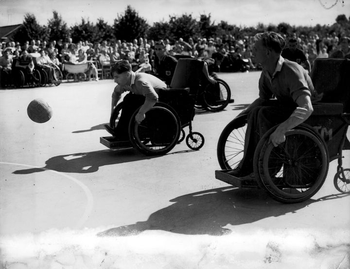 Match de net-ball, forme de basket en fauteuil, organisé&nbsp;lors des Jeux de Stoke Mandeville, le 7 juillet 1930. (KEYSTONE PICTURES USA / ZUMAPRESS / MAXPPP)