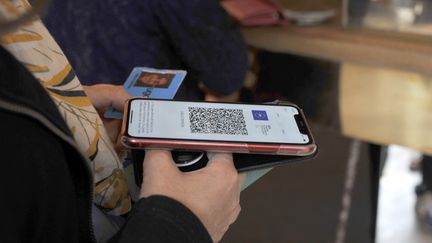 Le recours au pass sanitaire avait été prolongé jusqu'au 15 novembre 2021.&nbsp; (SERGE ATTAL / ONLY FRANCE / AFP)