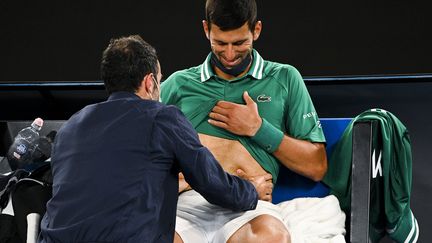 Novak Djokovic touché aux abdominaux lors du 3e tour de l'Open d'Australie 2021 contre Taylor Fritz, le12 février à Melbourne (DEAN LEWINS / AAP)