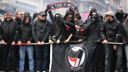 Des militants antifascistes manifestent, le 23 juin 2013, &agrave; Paris, en hommage au militant Cl&eacute;ment M&eacute;ric, tu&eacute; le 5 juin 2013. (MAXPPP)