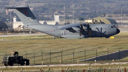 Un avion de transport militaire turc stationn&eacute; sur la base d'Incirlik, pr&egrave;s d'Adana, dans le&nbsp;sud de la Turquie, le 24 juillet 2015. (MURAD SEZER / REUTERS)