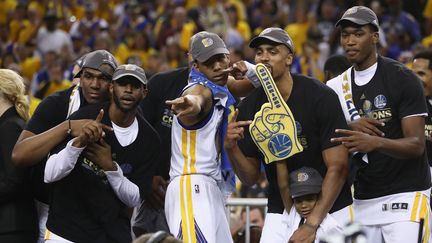 Les Warriors après leur victoire,&nbsp;le 12 juin 2017, à Oakland (Californie, Etats-Unis). (EZRA SHAW / GETTY IMAGES NORTH AMERICA)