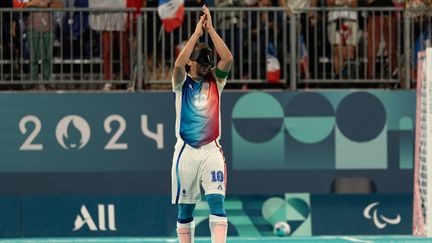 Frédéric Villeroux lors du match de cécifoot entre la France et le Brésil, le 2 septembre 2024 lors des Jeux paralympiques de Paris. (LOPEZ-VIVANCO MARIE / KMSP / AFP)