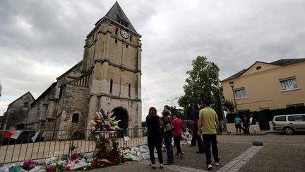 Des hommages installés devant l'église de Saint-Etienne-du-Rouvray (Seine-Maritime), le 28 juillet 2016. (MAXPPP)