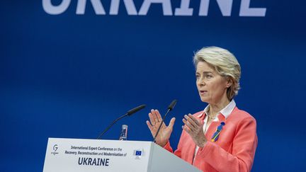 La présidente de la Commission européenne, Ursula von der Leyen, lors d'une conférence sur la reconstruction de l'Ukraine, le 25 octobre 2022. (CHRISTOPHE GATEAU / DPA)