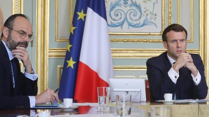 Le président de la République Emmanuel Macron et le Premier ministre Edouard Philippe durant une réunion sur l'épidémie de coronavirus au Palais de l'Élysée à Paris, le 19 mars 2020. (photo d'illustration).  (LUDOVIC MARIN / POOL / MAXPPP)