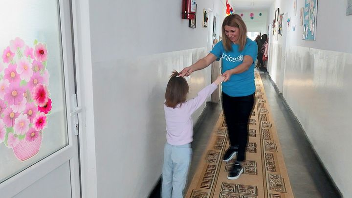 L'Unicef apporte son soutien au quotidien au centre d'accueil pour jeunes ukrainiens isolés de Bucium, en Roumanie, le 18 février 2023. (BENJAMIN ILLY / RADIO FRANCE)