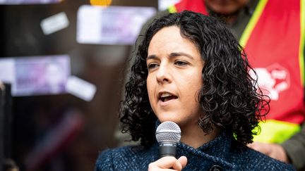 Manon Aubry, tête de liste LFI aux Européennes s'exprime lors d'une manifestation des employés de Sanofi protestant contre les suppressions d'emplois dans la recherche en oncologie, devant le siège de l'entreprise à Paris, le 30 avril 2024. (ANTONIN UTZ / AFP)