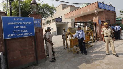 Des policiers devant l'entr&eacute;e du tribunal de New Delhi (Inde), le 10 septembre 2013. (ADNAN ABIDI / REUTERS)