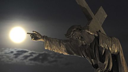 La super Lune vue depuis Varsovie (Pologne), le 10 ao&ucirc;t 2014. (ALIK KEPLICZ / AP / SIPA)