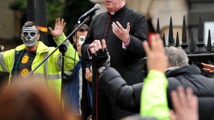 Graeme Knowles lors d'une rencontre avec les indignés campant sur le parvis de l'église, le 30 octobre. (BEN STANSALL / AFP)