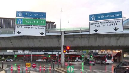 Un tronçon de l’autoroute A13, qui relie Paris à la Normandie, est fermé dans les deux sens, jusqu’à lundi 22 avril inclus. Une profonde fissure au niveau du viaduc de Saint-Cloud a été découverte et interroge sur le rôle des intempéries. (franceinfo)