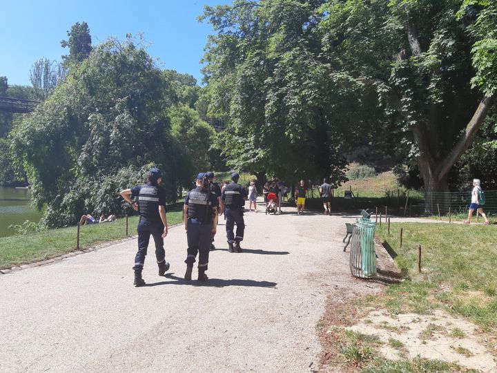 Des agents municipaux veillent au respect des gestes barrières. (JÉRÔME JADOT / RADIO FRANCE)