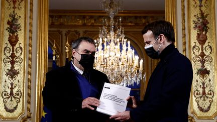 L'historien Benjamin Stora remet son rapport à Emmanuel Macron à l'Elysée (Paris), le 20 janvier 2021. (CHRISTIAN HARTMANN / POOL / AFP)