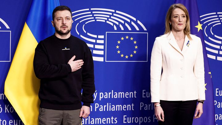 Le président ukrainien Volodymyr Zelensky et la présidente du Parlement, Roberta Metsola, à Bruxelles, le 9 février 2023. (KENZO TRIBOUILLARD / AFP)