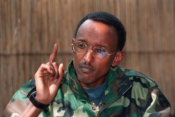 Paul Kagame, alors chef de guerre à la tête du Front Patriotique Rwandais, lors d'une conférence de presse à Kigali le 5 juillet 1994. (PIERRE BOUSSEL / AFP)