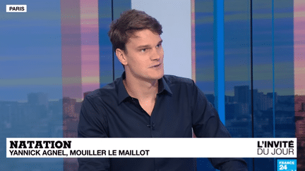 Yannick Agnel évoque la fin de sa carrière et son burn-out sur le plateau de France 24, mercredi 4 juillet 2018. (FRANCE 24 / YOUTUBE)