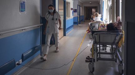 Une infirmière dans un couloir de l'hôpital de Perpignan (Pyrénées-Orientales), le 4 juillet 2022. (ARNAUD LE VU / HANS LUCAS / AFP)